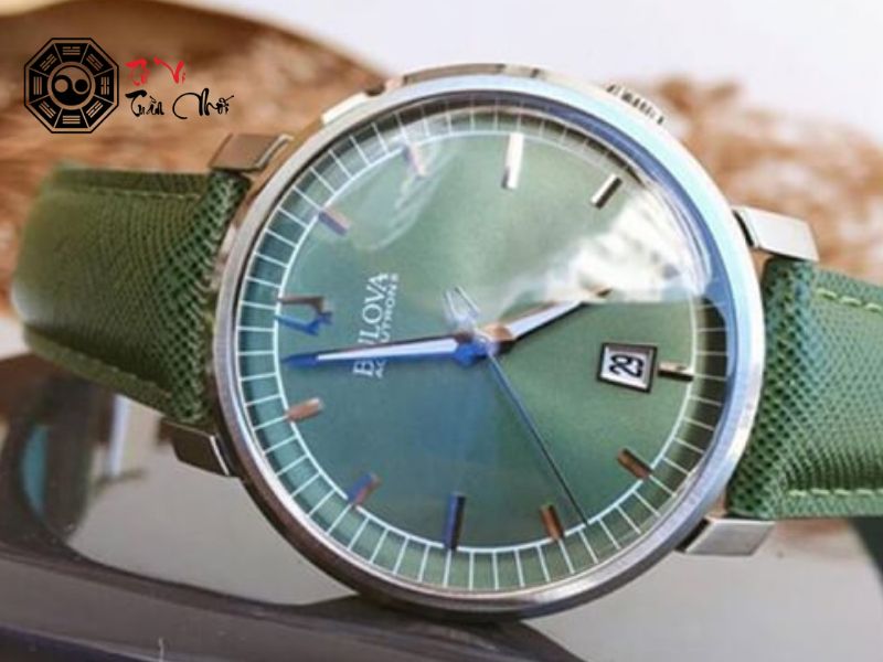 Đồng hồ màu xanh là hợp mệnh Lư Trung Hỏa