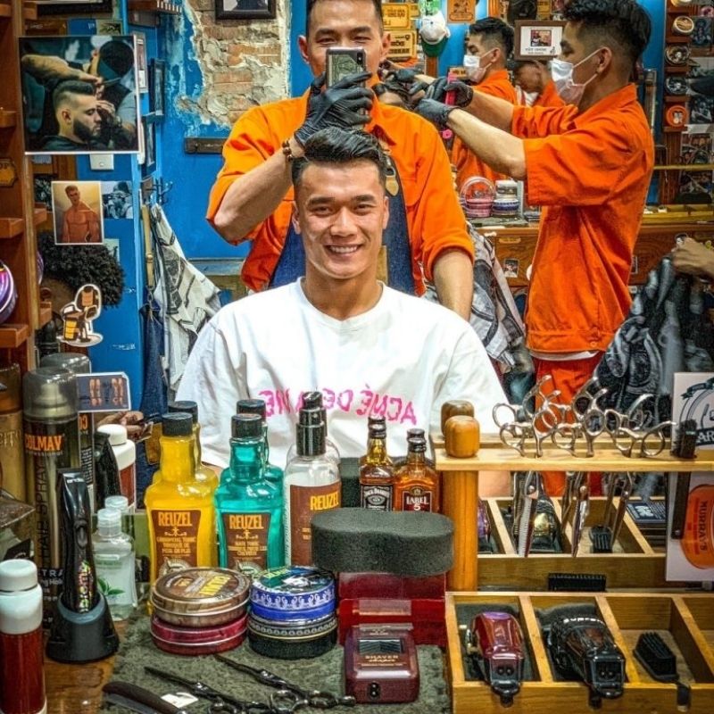 Bùi Tiến Dũng cắt tóc tại Đông Tây Barber Shop